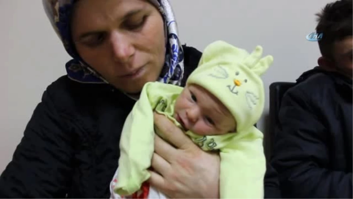 15 Yıl Sonra Çocuk Sahibi Olan Çift Bebeklerini Türk Bayrağına Sardı