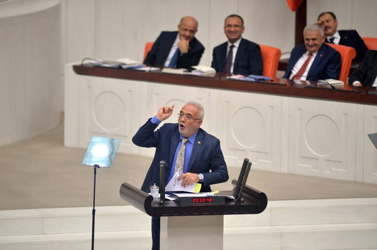 AK Parti Grup Başkan Vekili Elitaş Kürsüde CHP\'nin Dağıttığı Belgeleri Yırttı