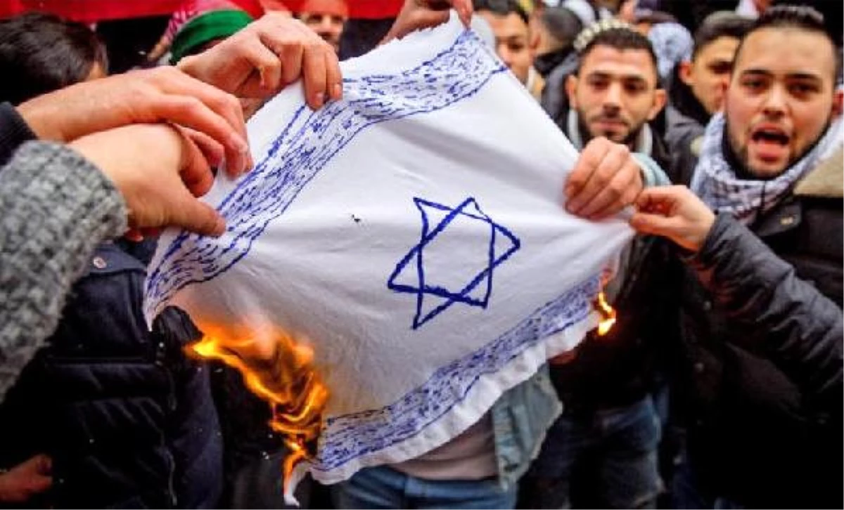 Almanya\'da Gerçekleşen Kudüs Gösterilerinde İsrail Bayrağı Yakıldı