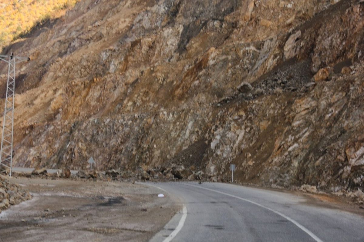 Artvin-Ardahan Karayolunda Heyelan