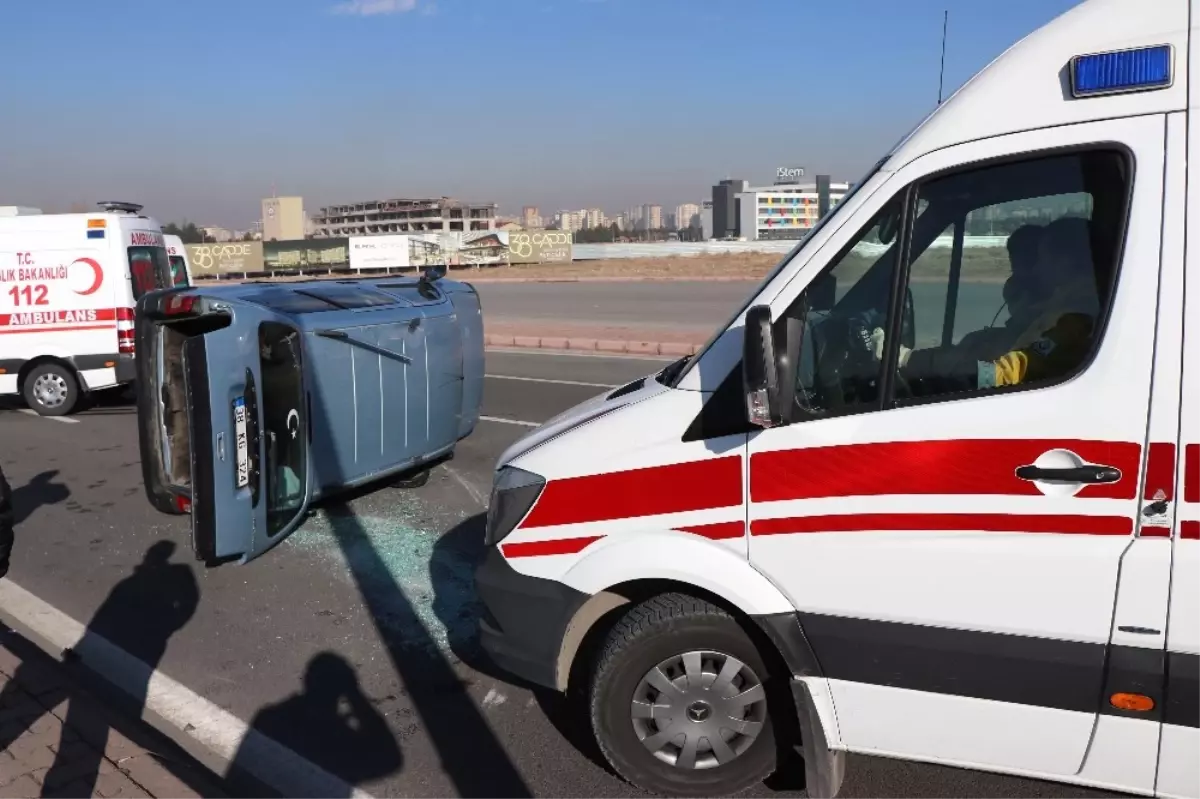 Aydınlatma Direğine Çarpan Otomobil Yan Yattı: 3 Yaralı