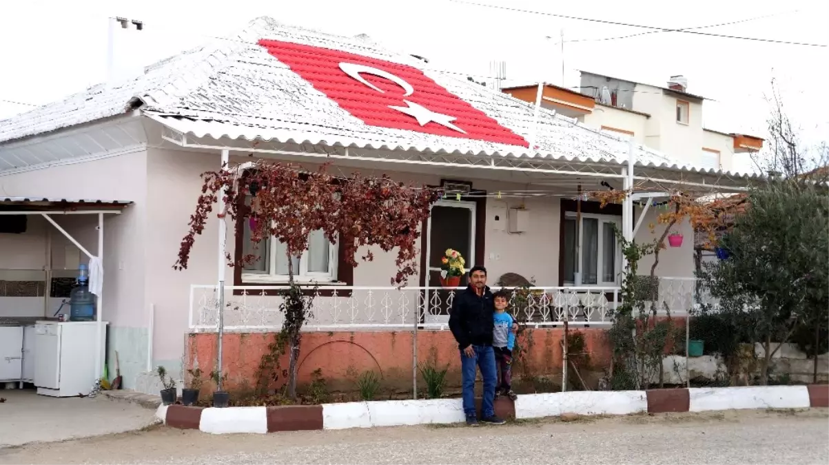 Bayrak Sevgisini Evinin Çatısına İşledi