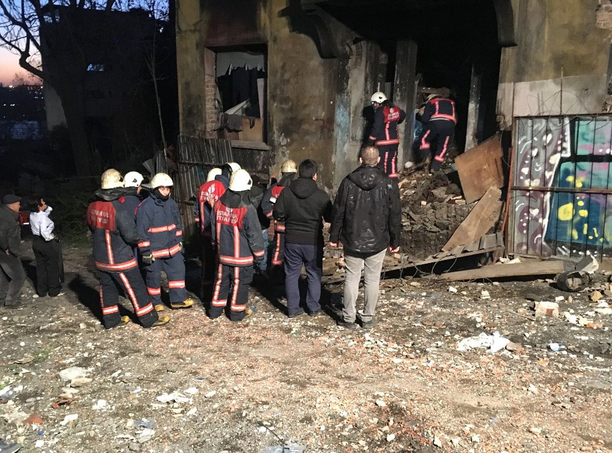 Beyoğlu\'nda Metruk Bina Kısmen Çöktü