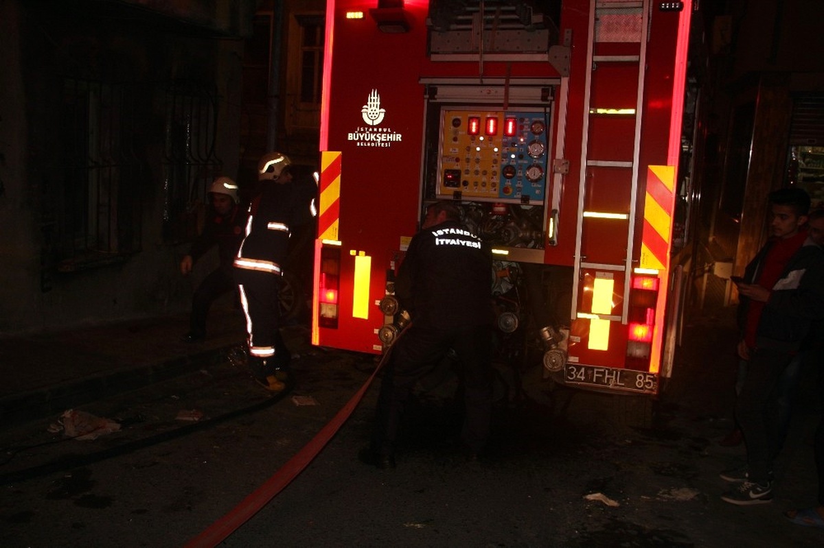 Beyoğlu\'nda Ofiste Çıkan Yangında 1 Kişi Mahsur Kaldı