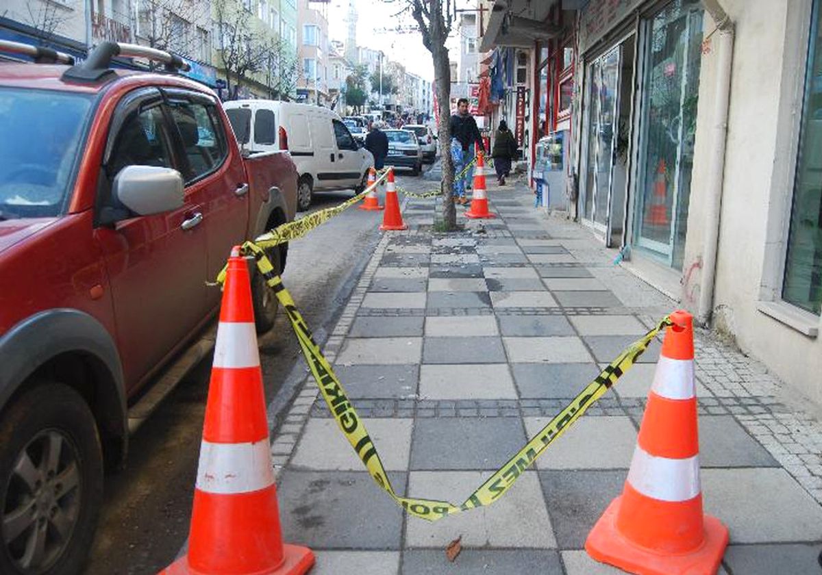 Binadan Düşen Beton Parçası Öğretmeni Ağır Yaraladı