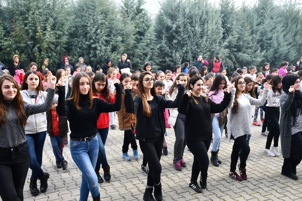 Bu İlçede Gençler Halk Danslarını Öğreniyor
