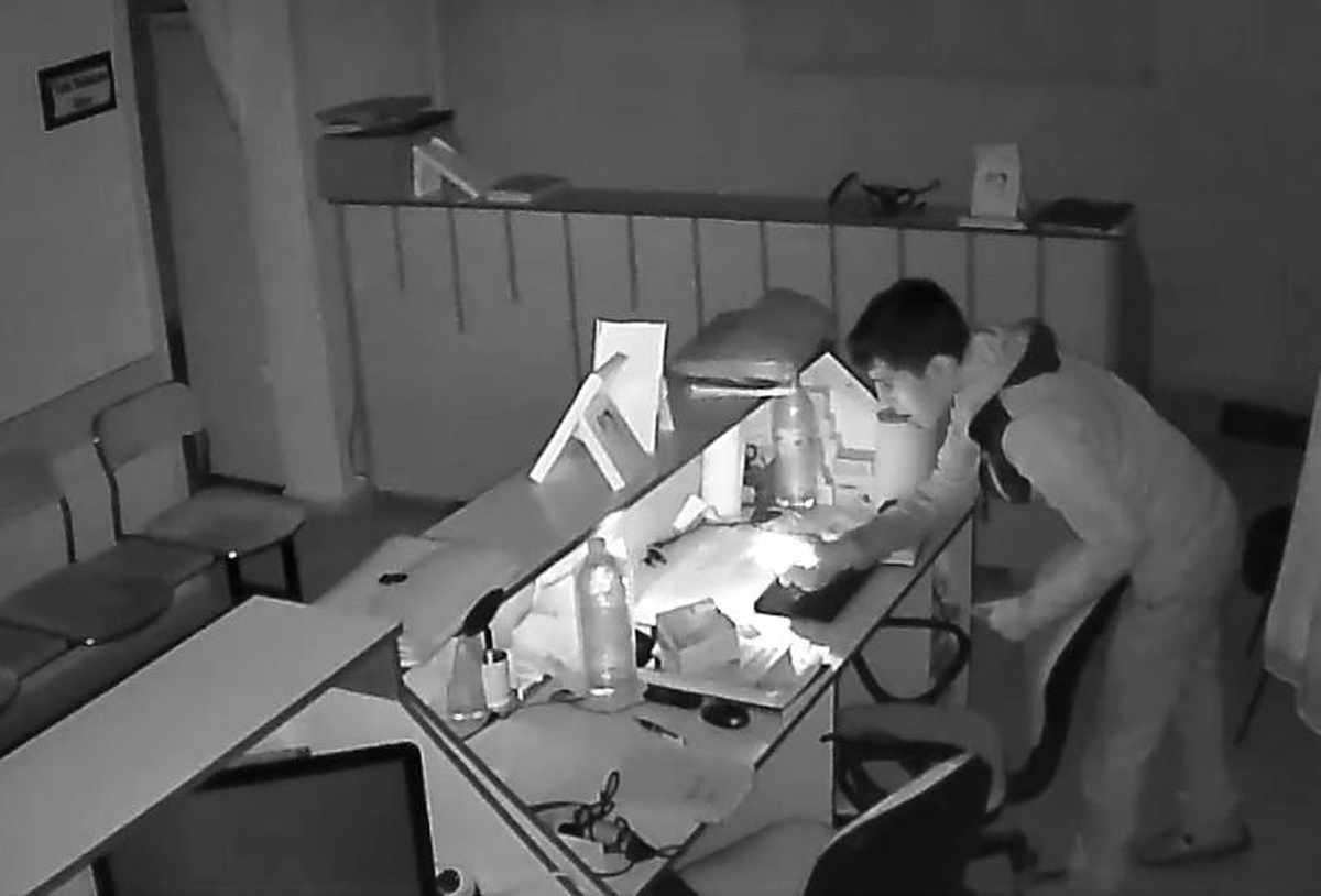Çakmakla Etrafı Aydınlatıp Hırsızlık Yaptı
