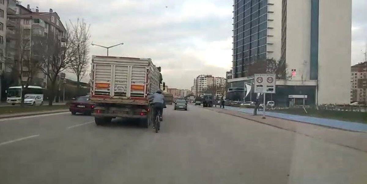 Canını Hiçe Sayan Bisikletli Tırın Arkasına Takıldı