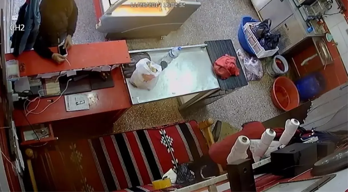 Cep Telefonu Çalan Hırsızın Rahatlığı Pes Dedirtti