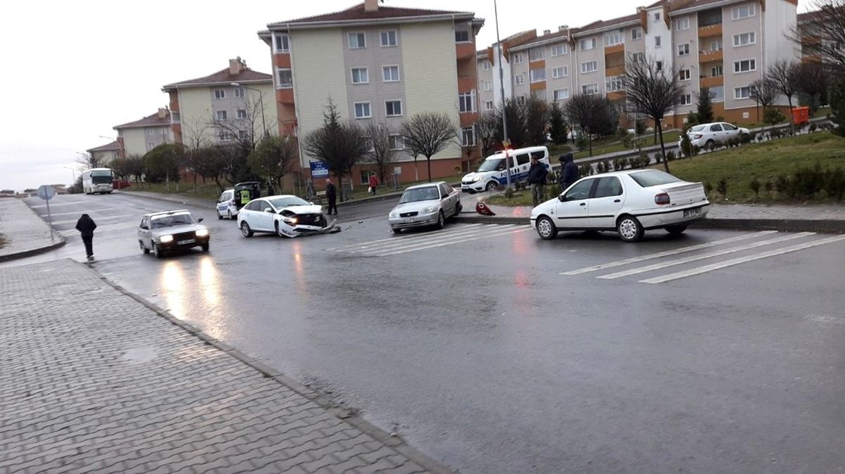 Eskişehir\'de Trafik Kazası; 3 Yaralı