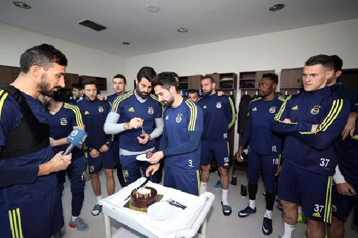 Fenerbahçeli Futbolcu Hasan Ali Kaldırım\'a Sürpriz Doğum Günü Kutlaması