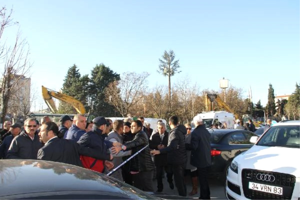Geniş Haber) - Bakırköy\'de Başına Demir Düşen Belediye İşçisi Öldü