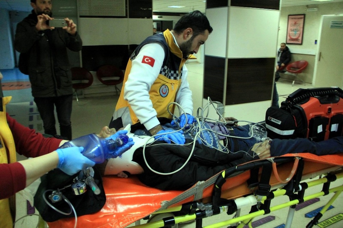 Hurda Toplarken Kalbi Duran Yaşlı Adam 20 Dakika Sonra Hayata Döndürüldü