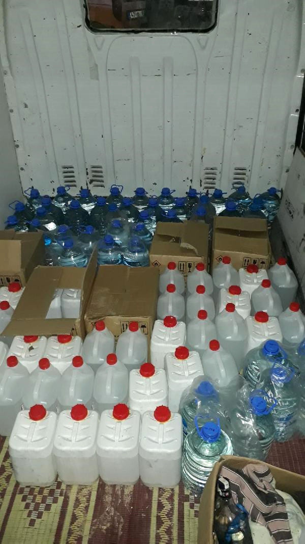 Kamyonet Kasasında 500 Litre Kaçak İçki Ele Geçirildi