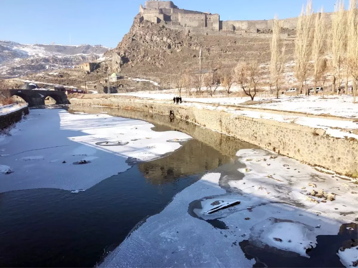 Kars Çayı\'na Düşen Vatandaşı İtfaiye Kurtardı