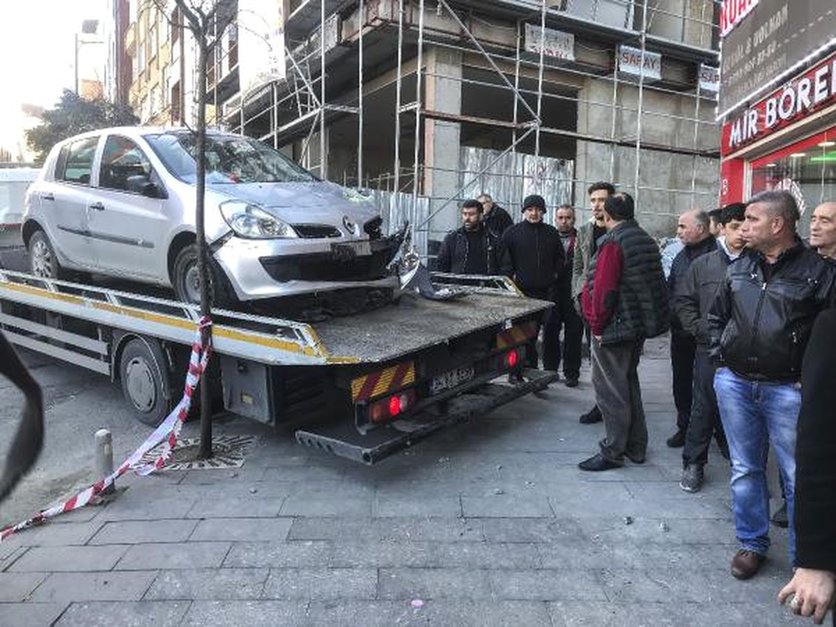 Kayan Araç Çiğ Köfte Dükkanına Çarptı