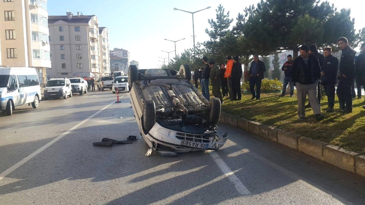Otomobil ile Kamyonet Çarpıştı; 1 Yaralı