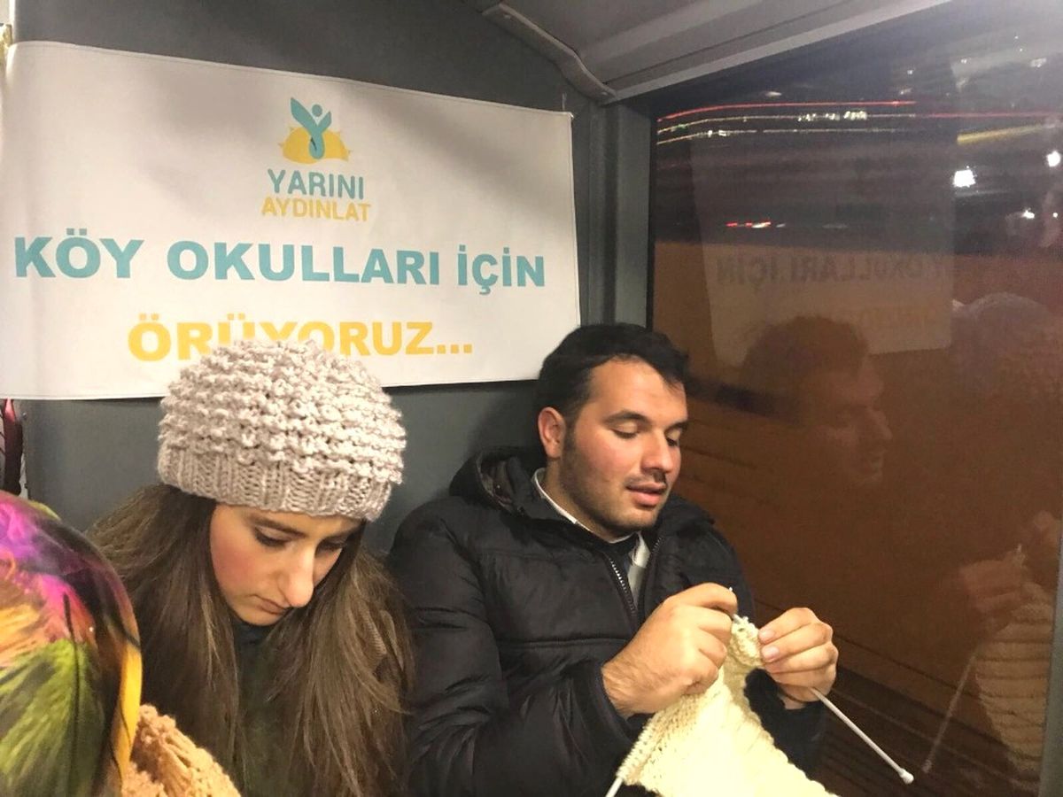 Metrobüste 3 Saat Boyunca Örgü Ördüler
