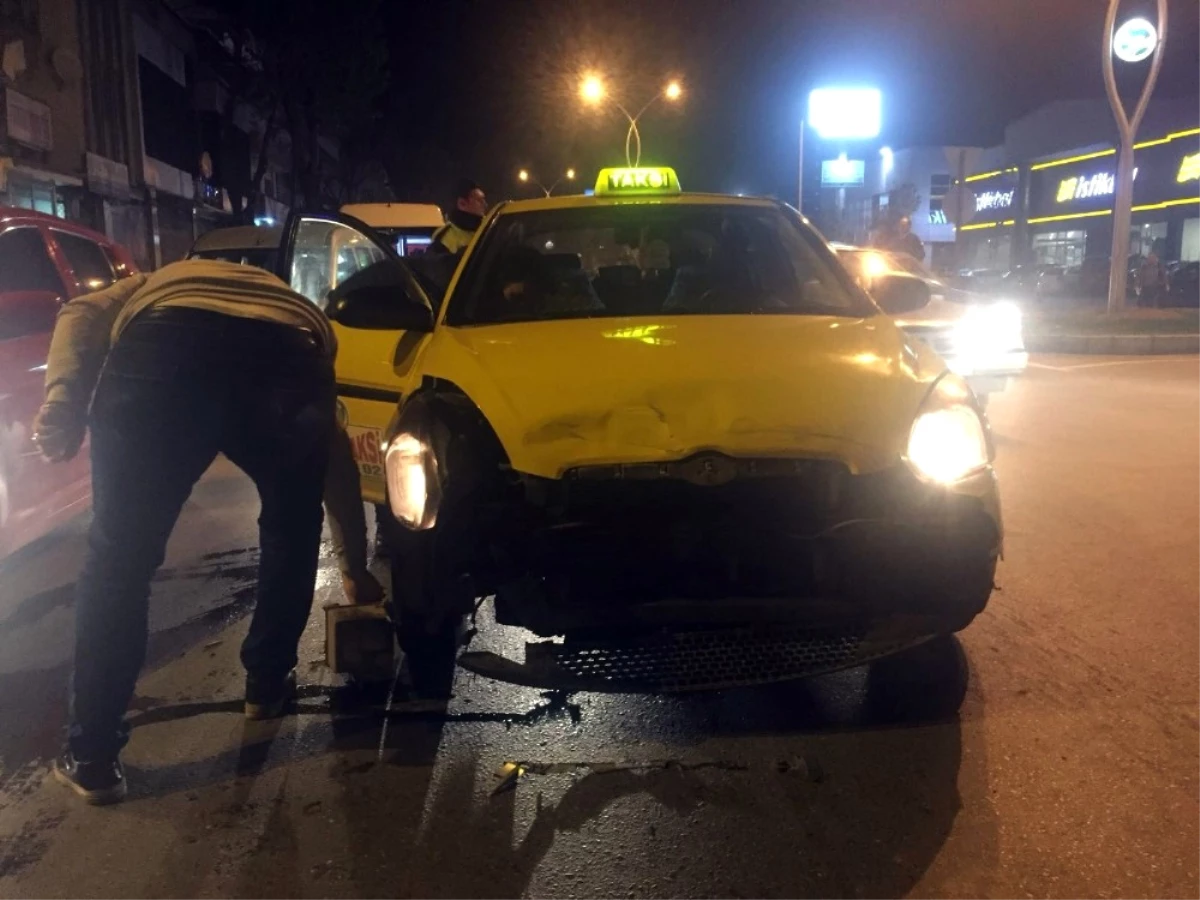 Sakarya\'da Ticari Taksi ile Ticari Araç Çarpıştı: 1 Yaralı