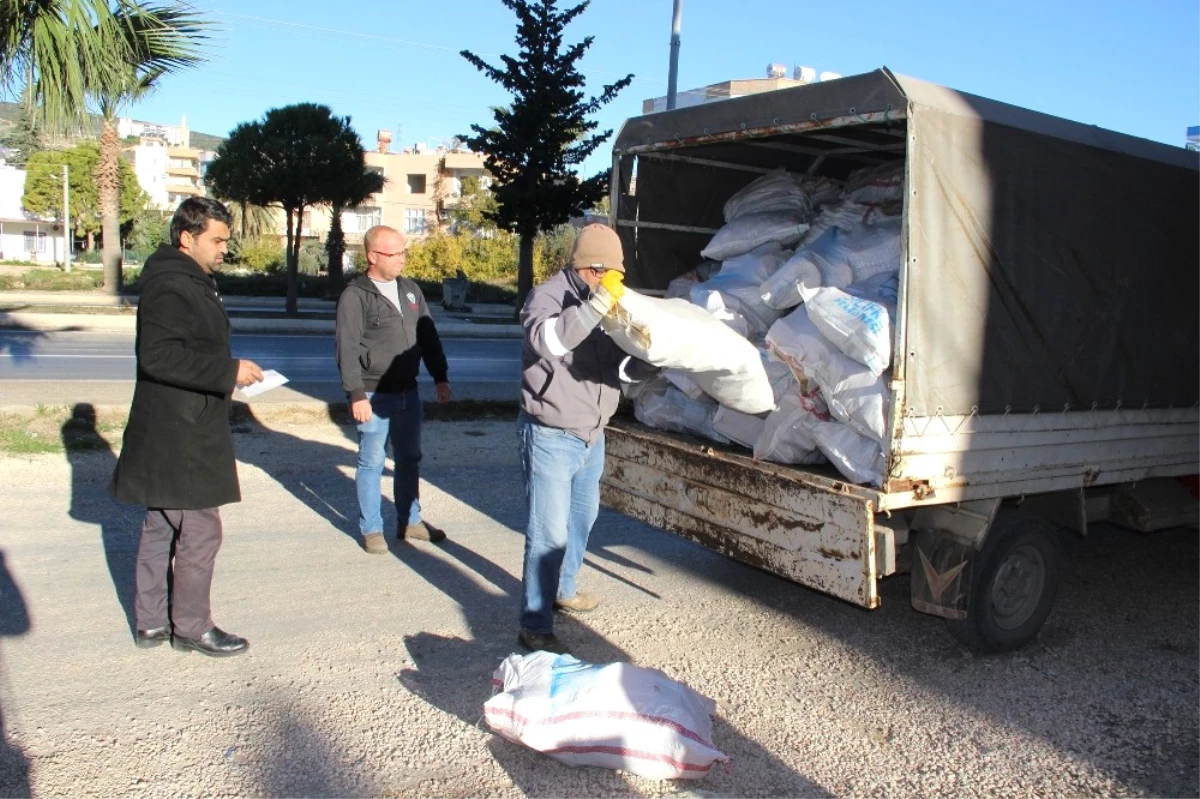 Silifke Belediyesi\'nden 300 Aileye 135 Ton Odun Yardımı