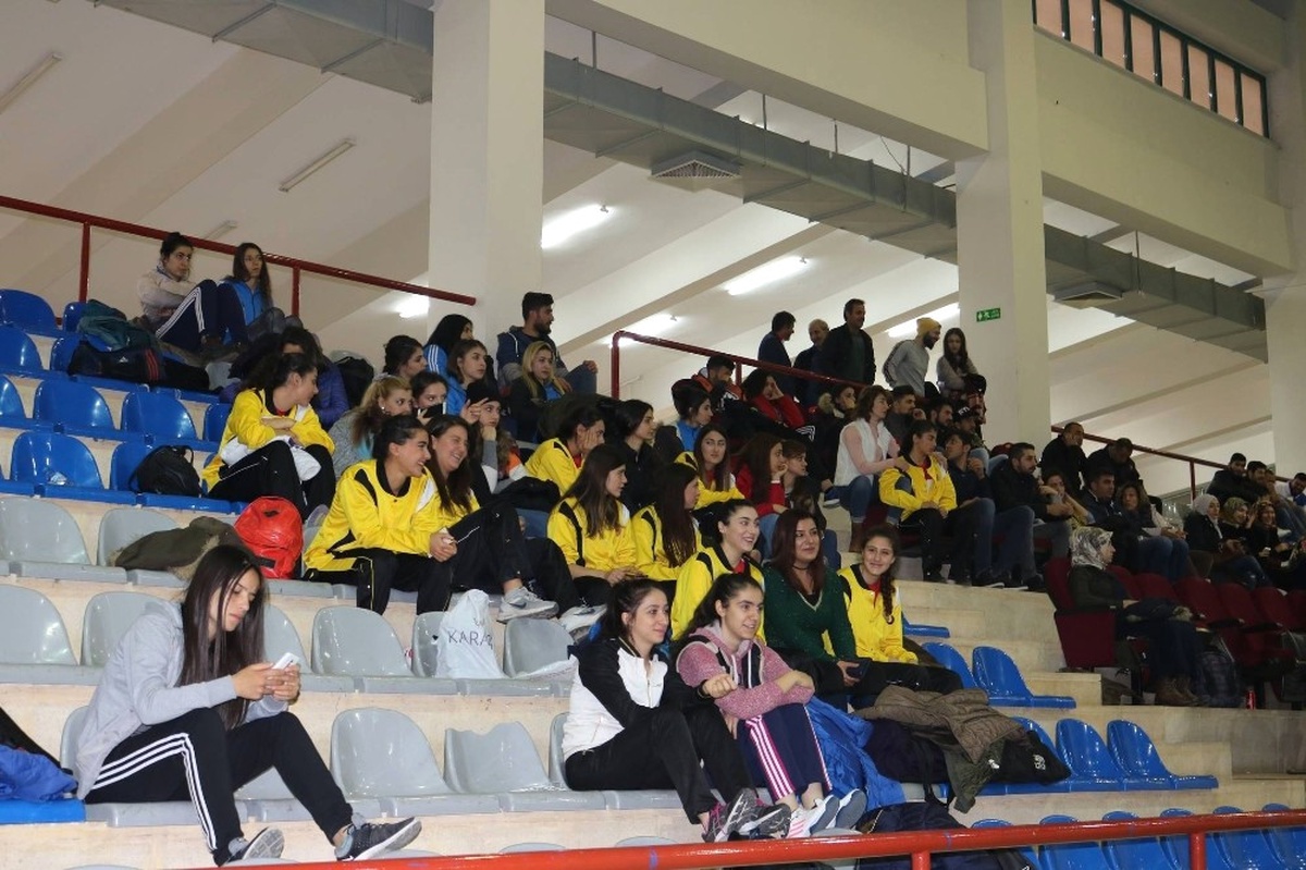 Üniversitelerarası Voleybol Müsabakalarında 4 Takım 1. Lige Yükseldi