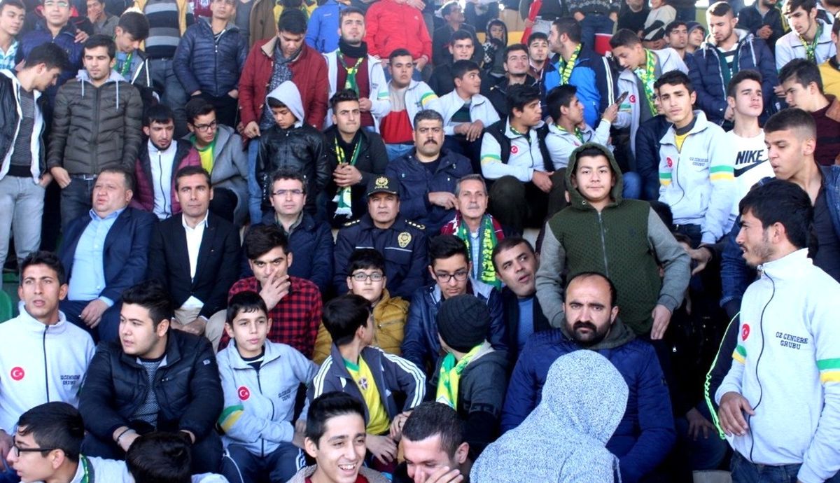 Vali ve Protokol Üyeleri Maçı Tribünde İzledi
