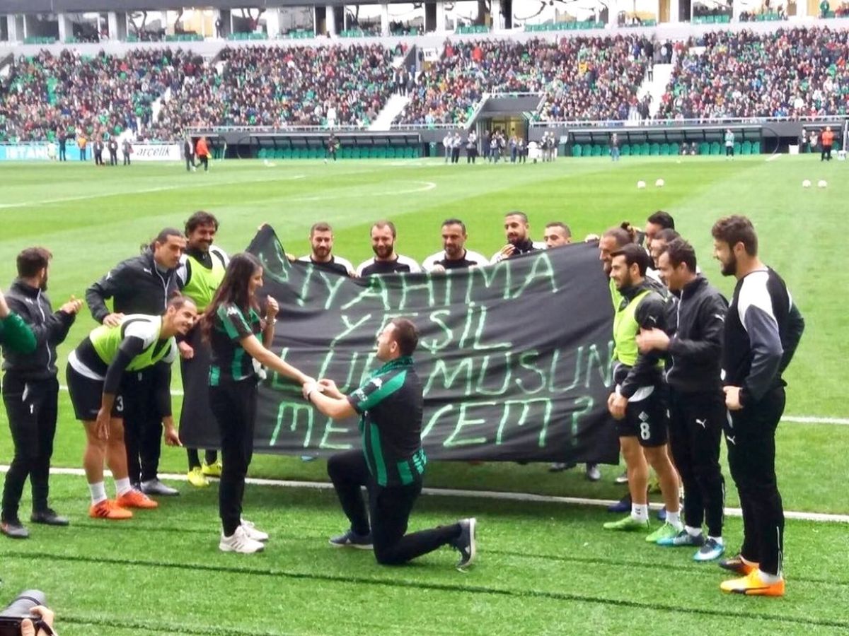 Yeni Sakarya Atatürk Stadyumunda Evlenme Teklifi Etti