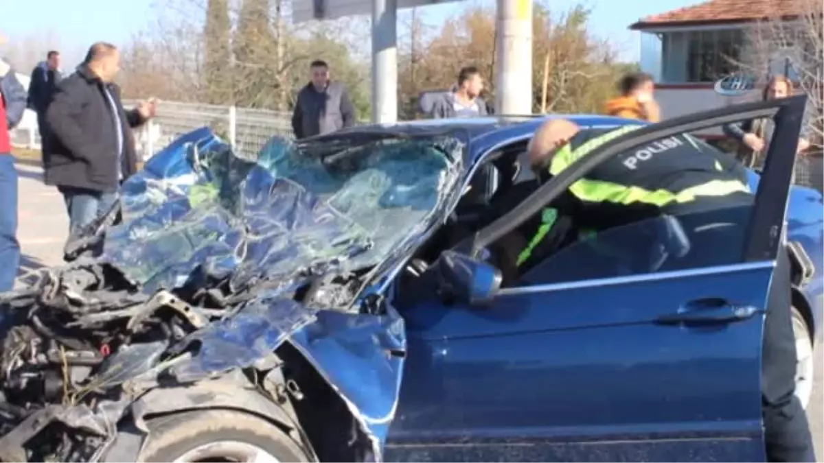 Yolcu Midibüsüne Çarpan Lüks Otomobilde Can Pazarı: 1\'i Ağır, 3 Yaralı