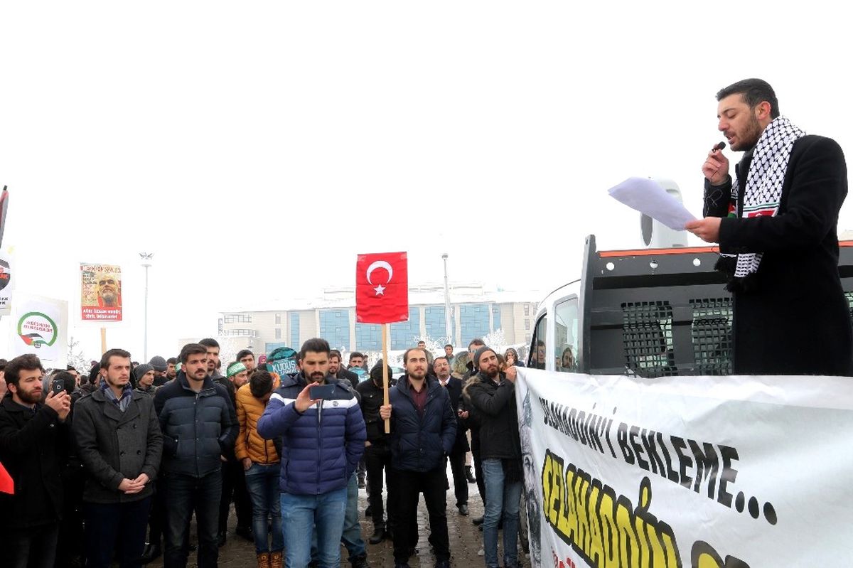 Aiçü\'de Öğrencilerden Kudüs Protestosu