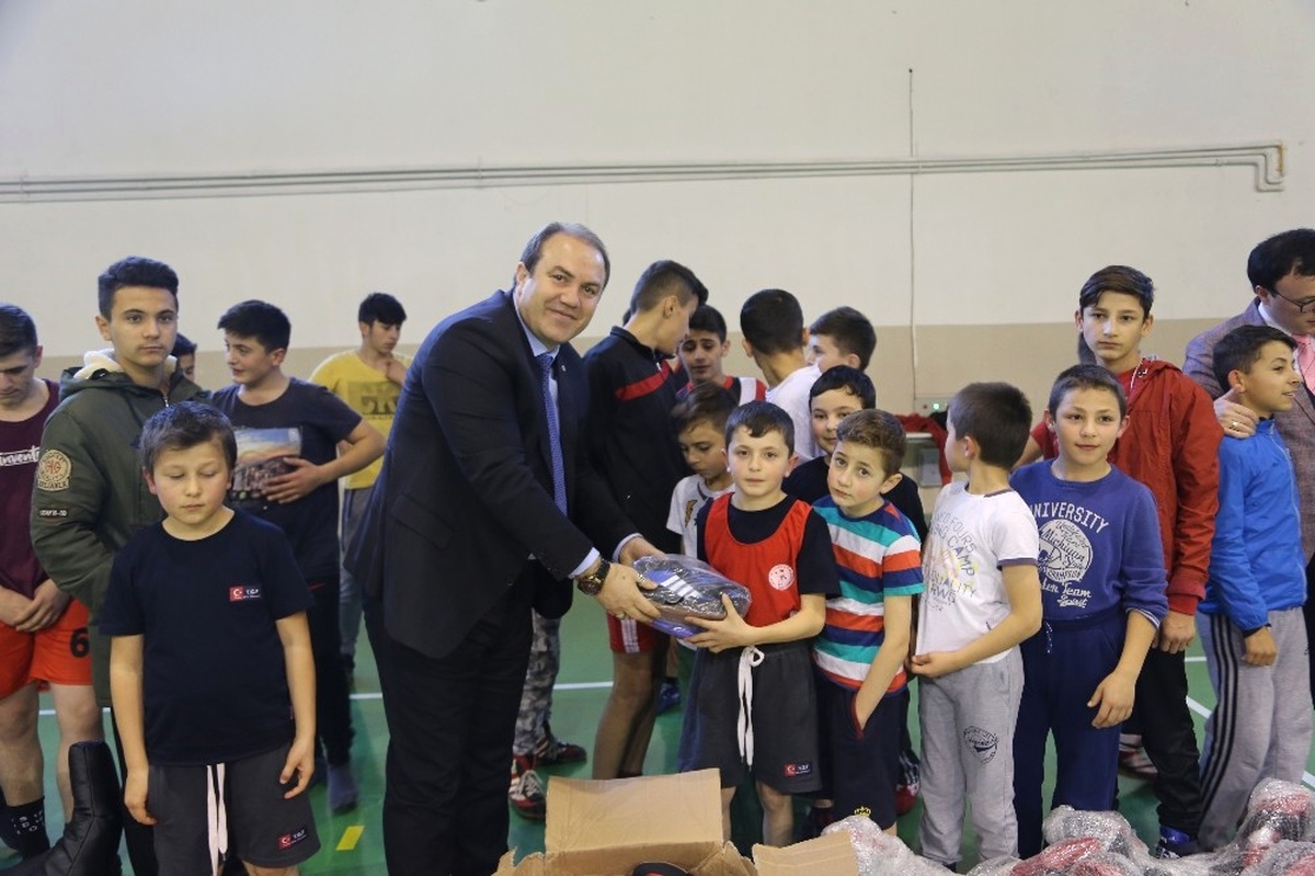 Atletizm Sporcularına Malzeme Desteği