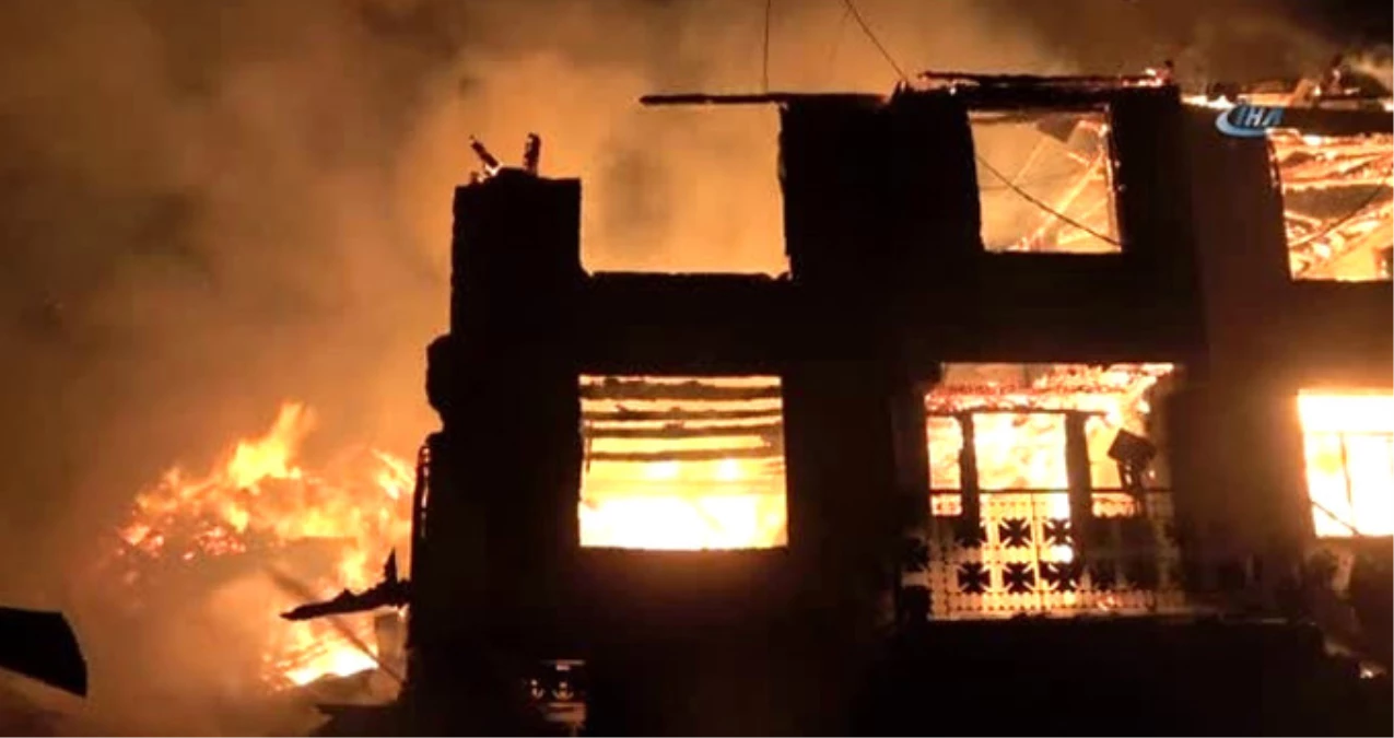 Bolu\'da Evde Çıkan Yangın Evle Birlikte Garajı ve İçindeki Kamyoneti de Kül Etti