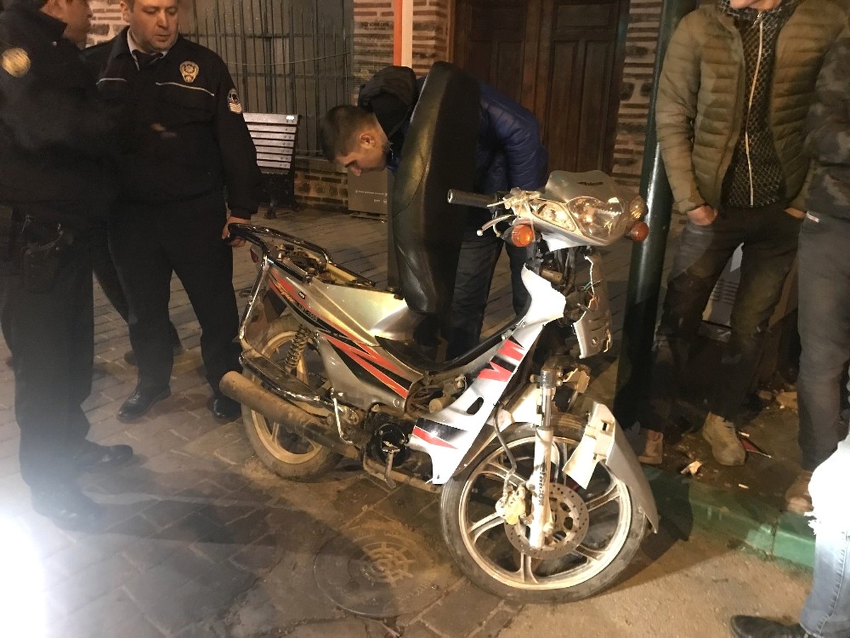 Çaldıkları Motosiklet ile Kaçarken Kaza Yaptılar, 2 Yaralı