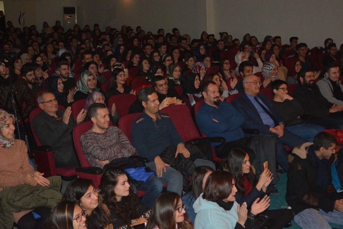Demirci\'de Eğitim Fakültesi Öğrencilerinden Tiyatro Gösterisi
