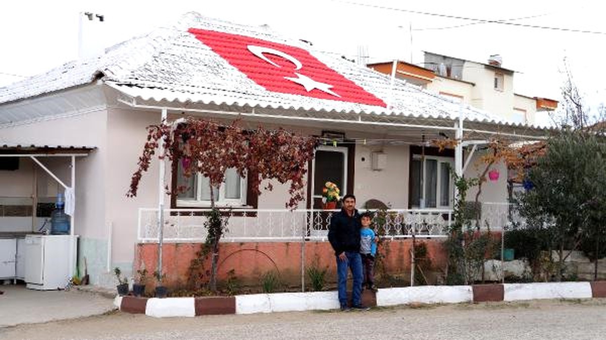 Evinin Çatısına Türk Bayrağı Yaptırdı