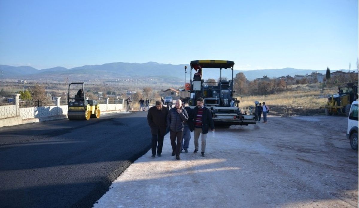 Gediz\'de Hastane Yolu\'na Sıcak Asfalt