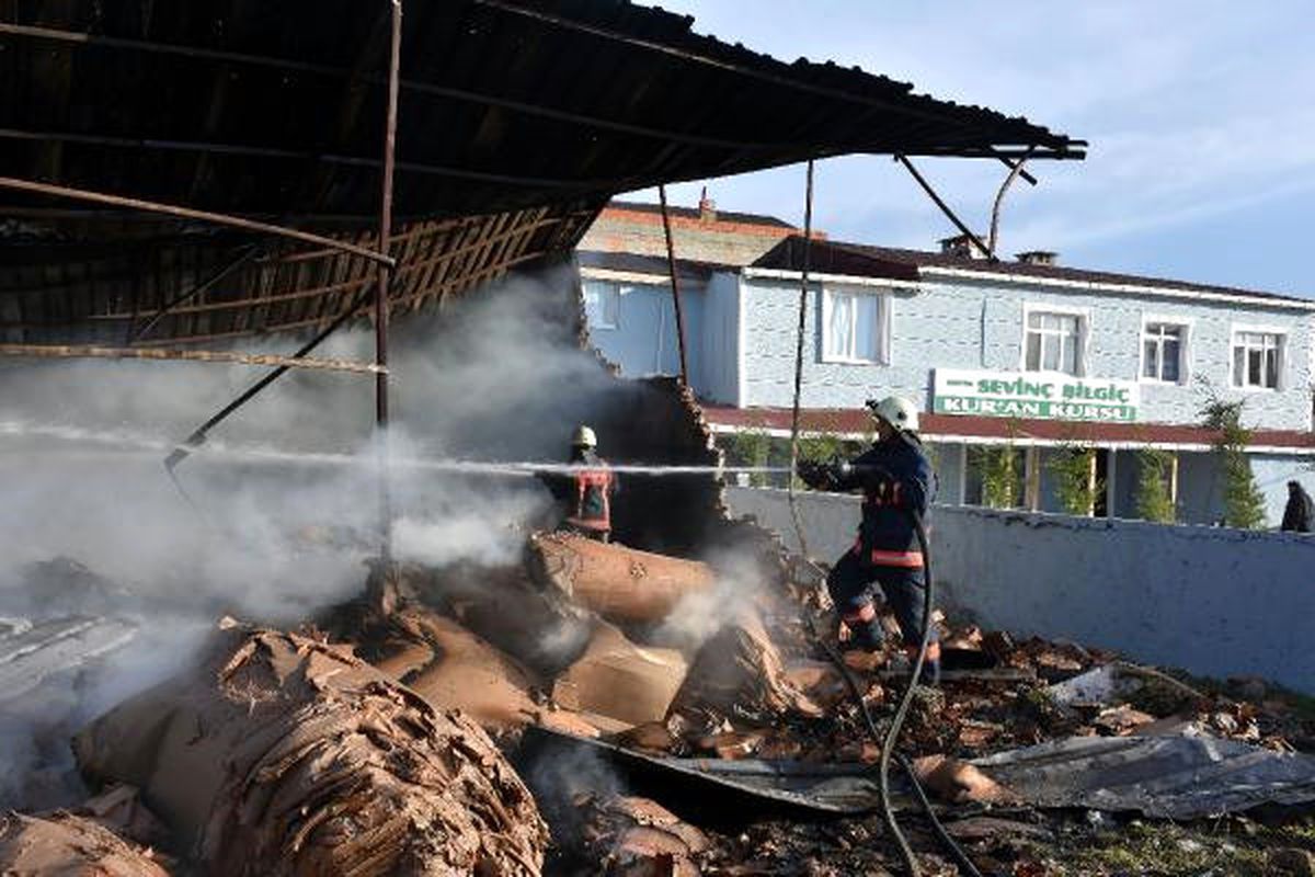Geniş Haber // Arnavutköy\'de Fabrika Yangını: Bitişikteki Kuran Kursu Tahliye Edildi