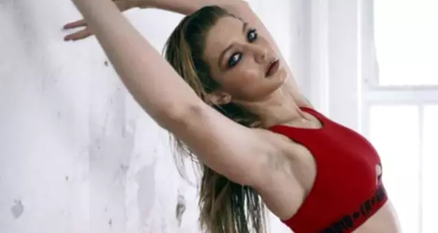 gigi hadid in koltuk alti killarini temizlemeden verdigi poz hayranlarini yikti son dakika magazin
