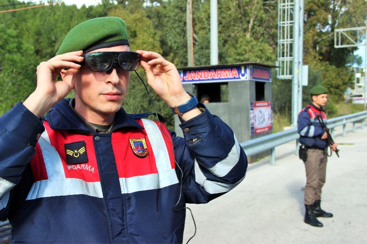 Jandarmanın Yeni "Tak Bul Gözlüğü", İnsan Yüzünü Tanıyor, Plaka Sorguluyor