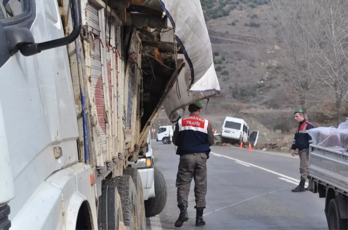 İşçi Servisi Yola Düşen Tomruklara Çarptı: 6 Yaralı