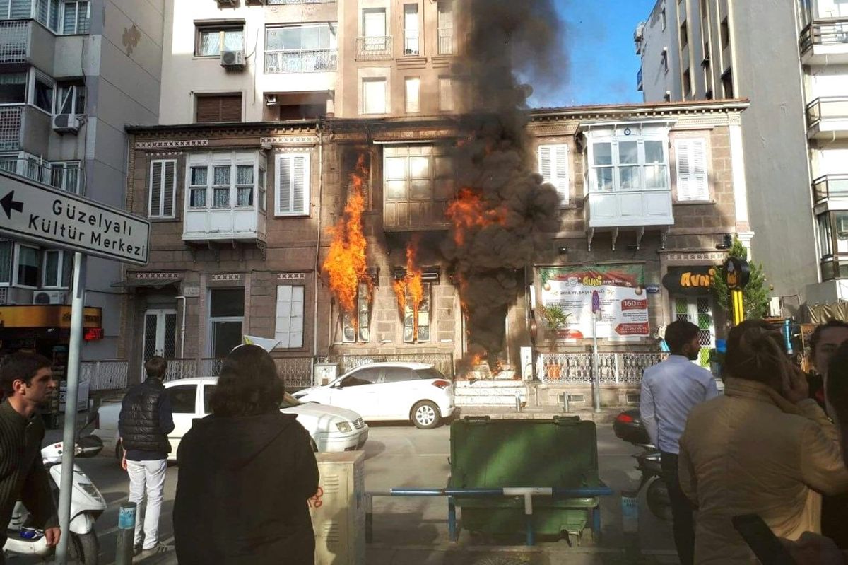 İzmir\'de Kafede Korkutan Yangın