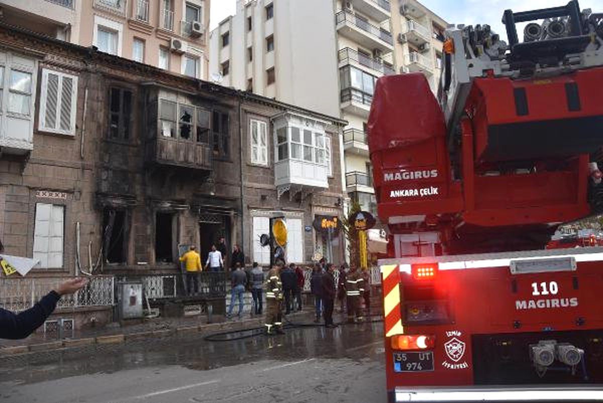 İzmir\'de Kafeteryada Yangın