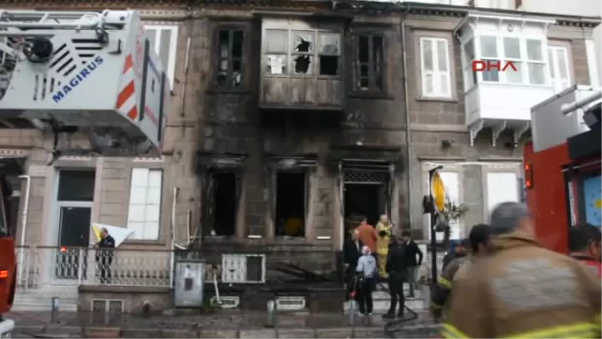 İzmir\'de Kafeteryada Yangın Çıktı