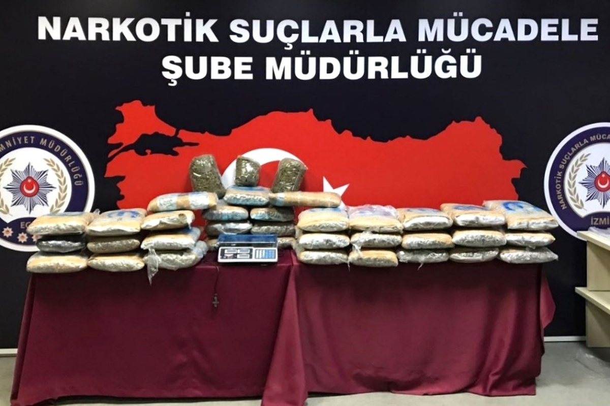 İzmir\'de Zehir Tacirlerine Geçit Yok: 105 Tutuklama