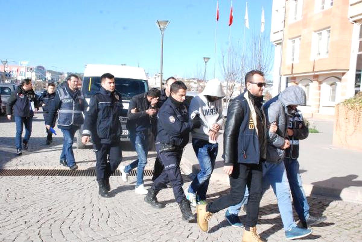 Kastamonu\'da Atm\'den Müşterilerin Bilgilerini Kopyalarken Yakalandılar