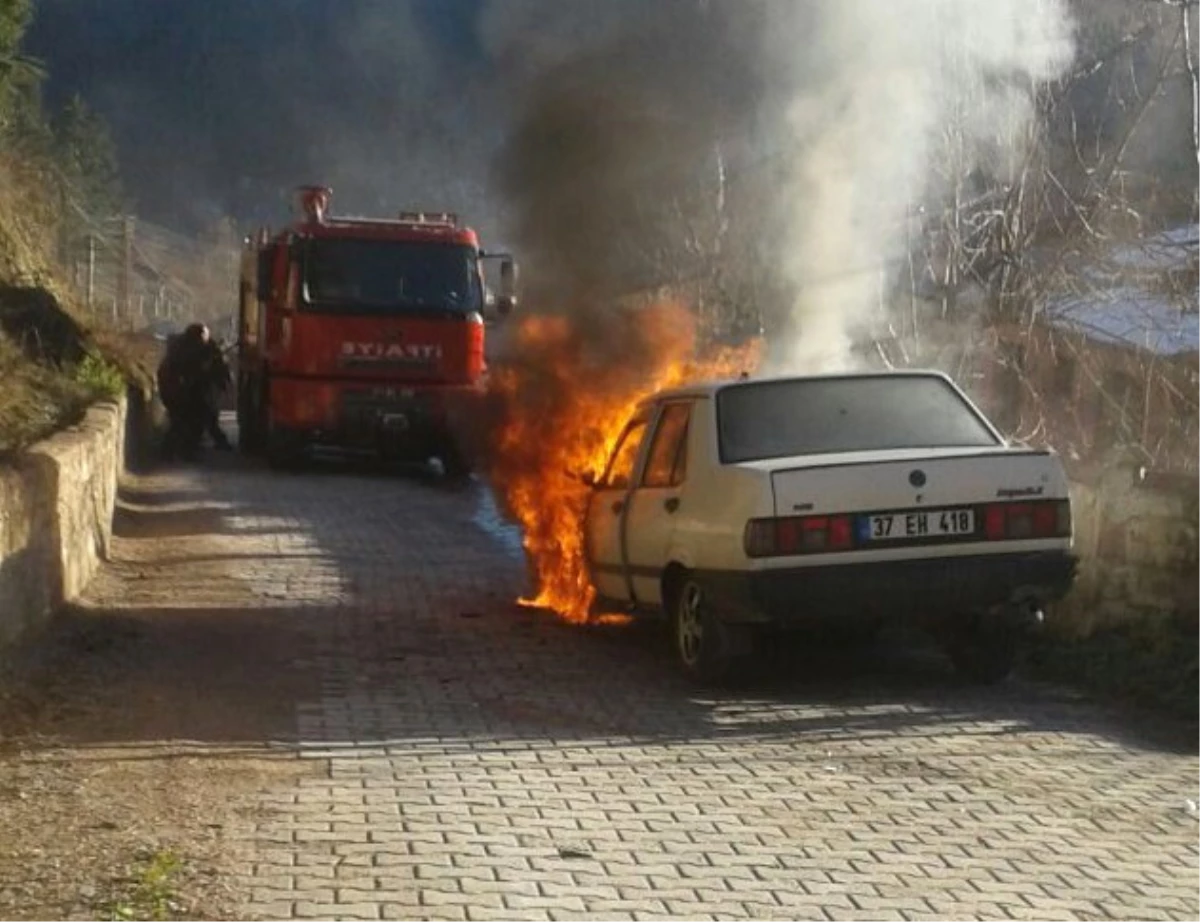 Kastamonu\'da Seyir Halindeki Otomobil Yandı