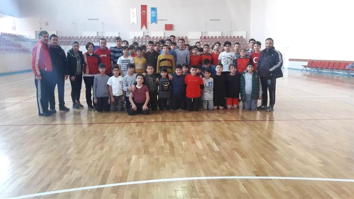 Kayseri Hentbol\'de Anadolu Yıldızlar Ligi Kız ve Erkek Takımı Seçmeleri Yapıldı