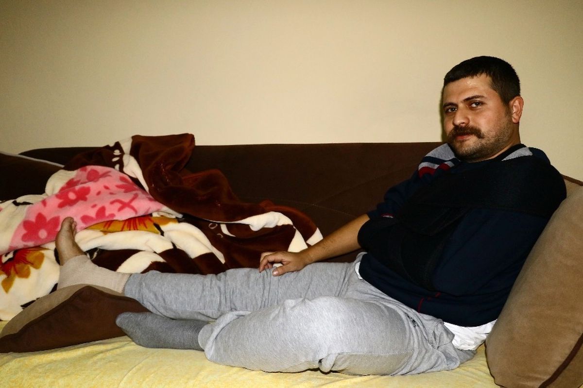 Kokoreç Yemek İsterken Üzerine Trafik Lambası Direği Devrildi
