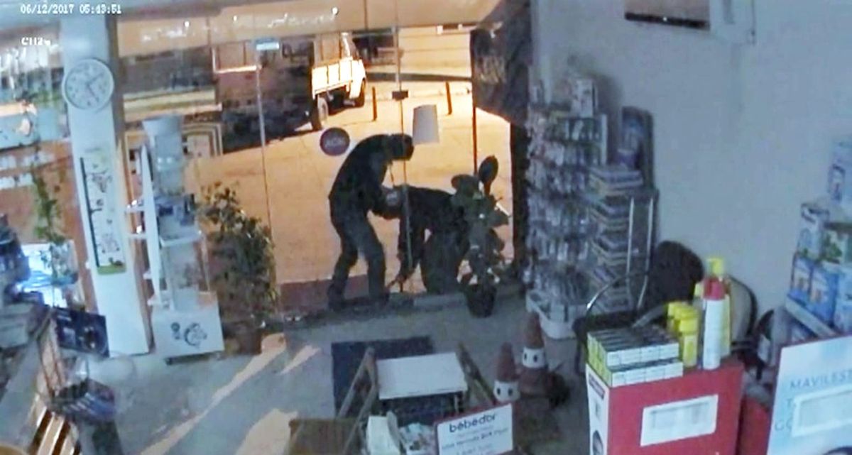 Manisa\'da Hırsızlar Önce Kameraya Sonra Polise Yakalandı