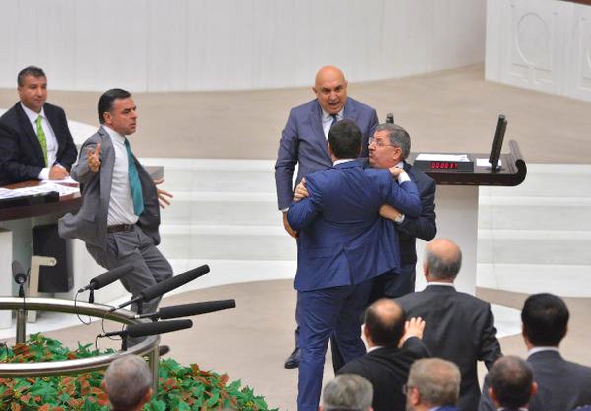 Meclis\'te CHP ve AK Parti Milletvekilleri Arasında Arbede