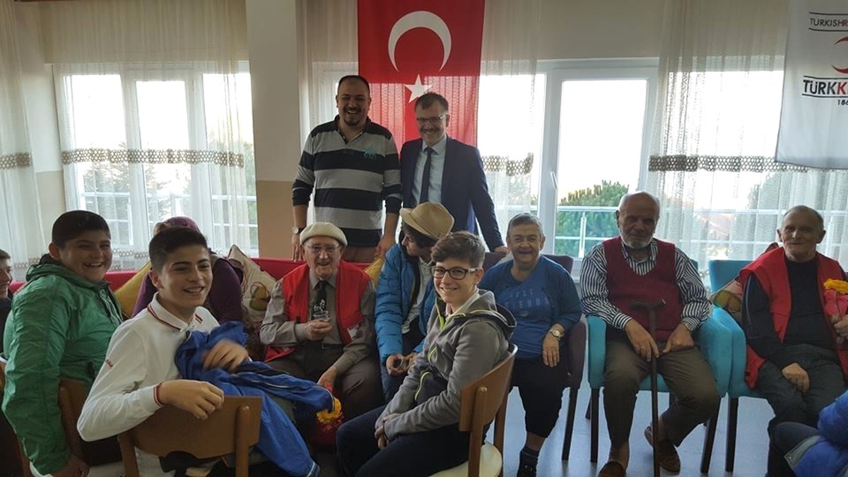 Öğrenciler Huzurevi Sakinleri ile Bir Araya Geldi